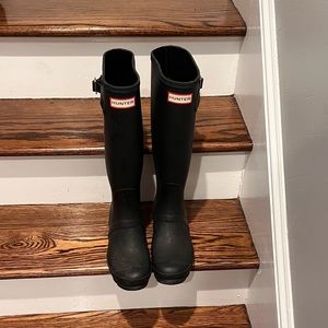 Black hunter boots
